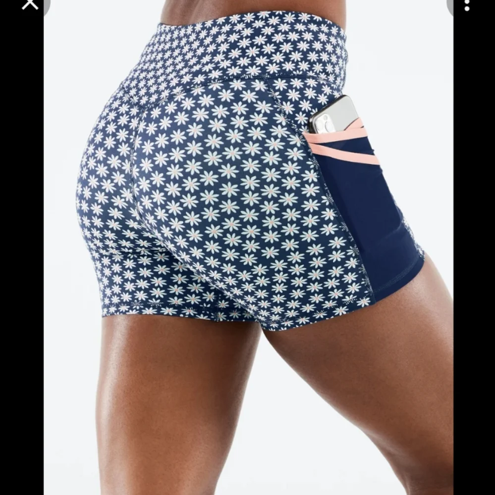 NWT Fabletics Trinity Mid Rise Pocket Short Daisy Print - Picture 2 of 3